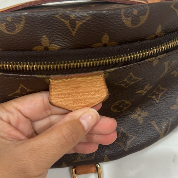 LOUIS VUITTON
Monogram LV Bumbag bag authentic pre loved sold out - Picture 3 of 6